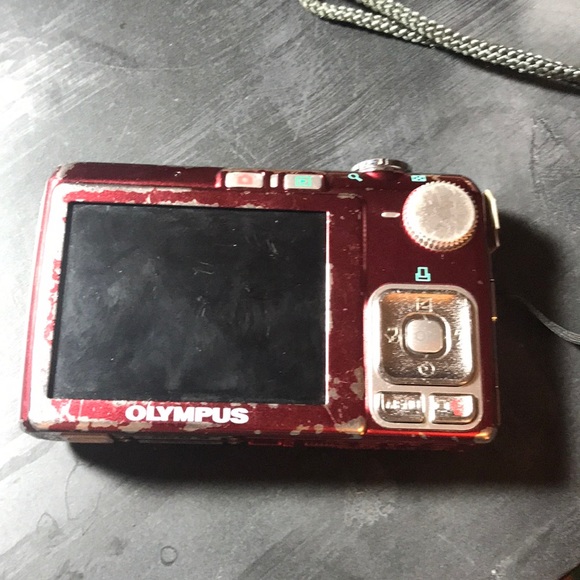 Olympus 8.0 camera NO CHARGER - Picture 2 of 2